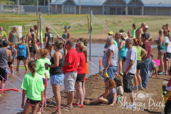 mud-volleyball-crowd